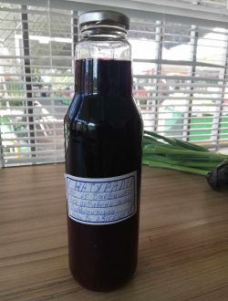 Натурален сок от вишнап в стъклена бутилка